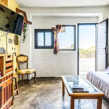 Stunning In Tiguaton With Wifi And 2 Bedrooms Tinguaton